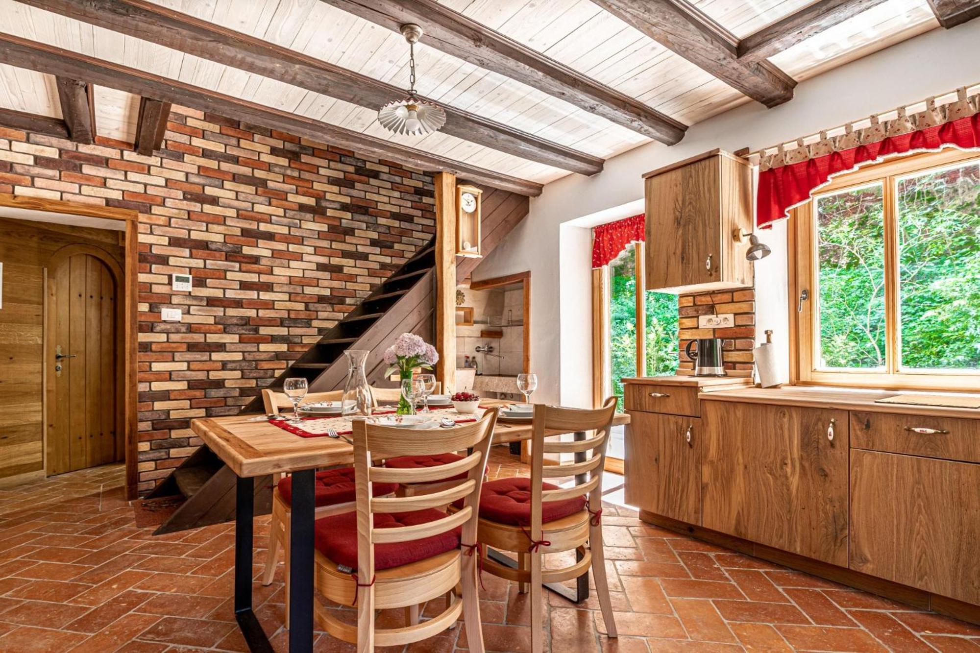House By The Stream - Happy Rentals Avce Kültér fotó
