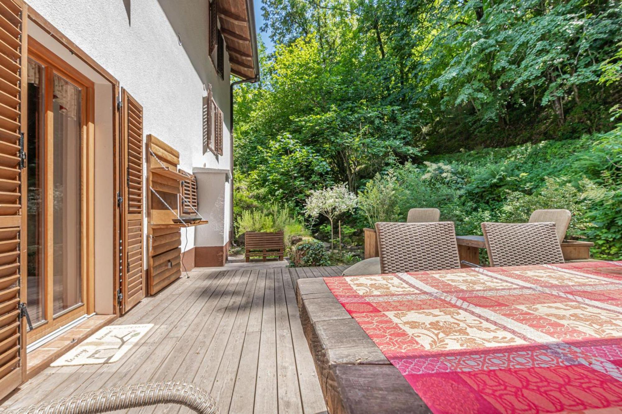 House By The Stream - Happy Rentals Avce Kültér fotó